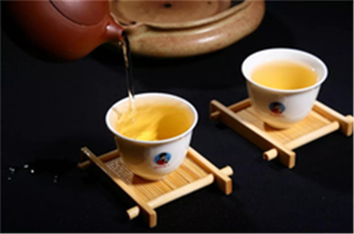 泡福鼎白茶，陶瓷和紫砂哪个更好？