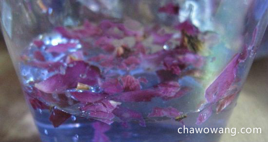 玫瑰花茶真假开水图片 正宗玫瑰花泡水的颜色