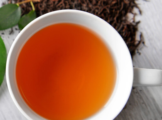 夏天到底喝绿茶好，还是红茶好？天热喝红茶的5大好处，看过都懂