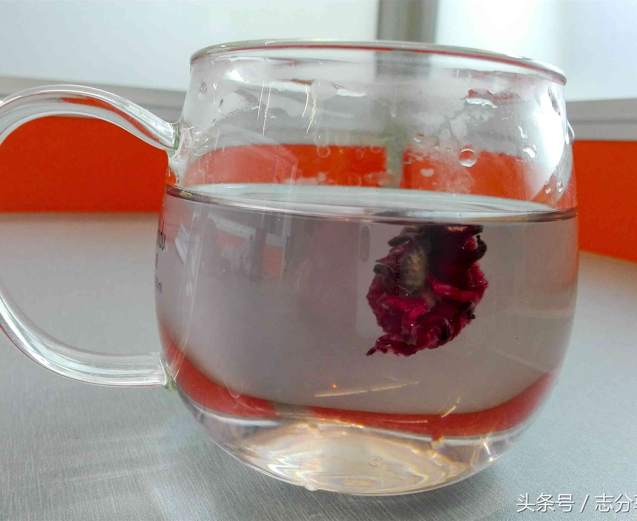 有着美丽传说的洛神花泡茶喝，不仅美容、减肥、抗癌，还是天然的颜料