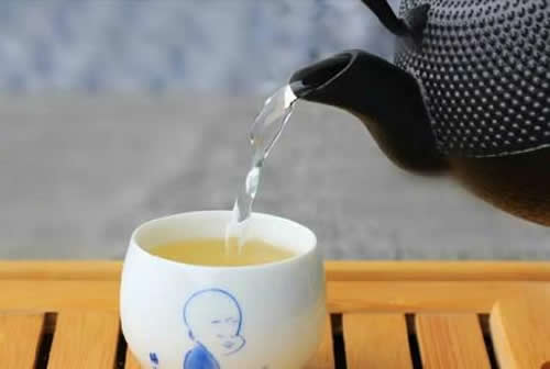 泡金银花茶的时候加不加冰糖？