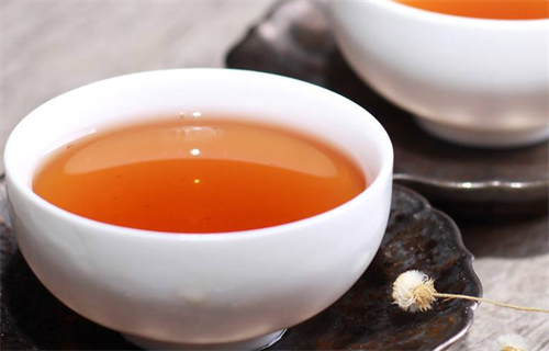 </center><p>武夷大红袍品质优次与茶叶的品格相关，而茶叶的品格是由色、香、味、形4个因子组成的。凡质优的茶叶势必是光彩正，香气高，味道醇，样式美；而质次的茶叶势必是光彩花杂，香气消沉，味道粗淡，样式不正。 据专家说明，武夷大红袍品质优次能够从外形和内质差别。</p><p>干看评外形。使劲深深吸一下茶叶的香气，凡香气高、气息正的势必的优质茶；凡香气低、气息不正的即是粗老茶，大概是劣质茶。看茶叶的光彩、嫩度、条索、粗细、整碎等。凡光彩匀正，嫩度高，条索或颗粒紧实，粗细同等，碎末茶少的，是上乘茶叶。若条形茶条索松懈，叶脉凸起，叶表粗老，光彩不一，身骨轻飘，片、末、老叶多；圆形松树颗粒松泡，大小不一，光彩花杂，都算不得好茶。</p><p>1、嗅香气：茶叶冲泡后，登时倾出茶汤，将茶杯连叶底一路，送入鼻端举行嗅香。凡闻之茶香高傲纯洁，令人不赏心悦目之感者，就可算得上佳茶。</p><p>2、看汤色：凡属上乘的茶品，汤色亮堂有光却是同等的。详细说来，绿茶汤色以浅绿或黄绿为宜，并请求清而不浊，亮堂清撤。</p><p>3、尝味道：在看汤色后登时举行，尝茶汤味道时，务必使茶汤在舌头上轮回转动，如许才气精确而周全的辩别茶汤味道。</p><p>4、评叶底：评判茶叶经冲泡去汤后留下的叶底，看其老嫩、整碎、光彩、匀杂、软硬等环境以断定品质的优次，同时还应留意有没有其余掺杂。</p></div>
</article>

<article class=