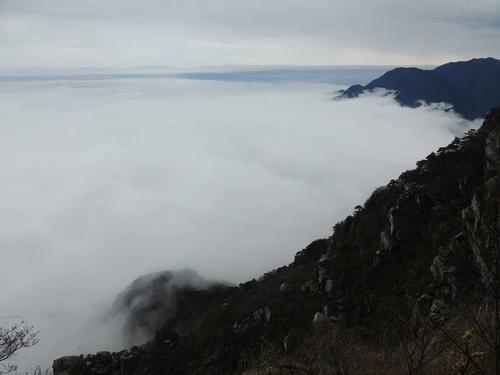 云雾缭绕宛如仙境的诗